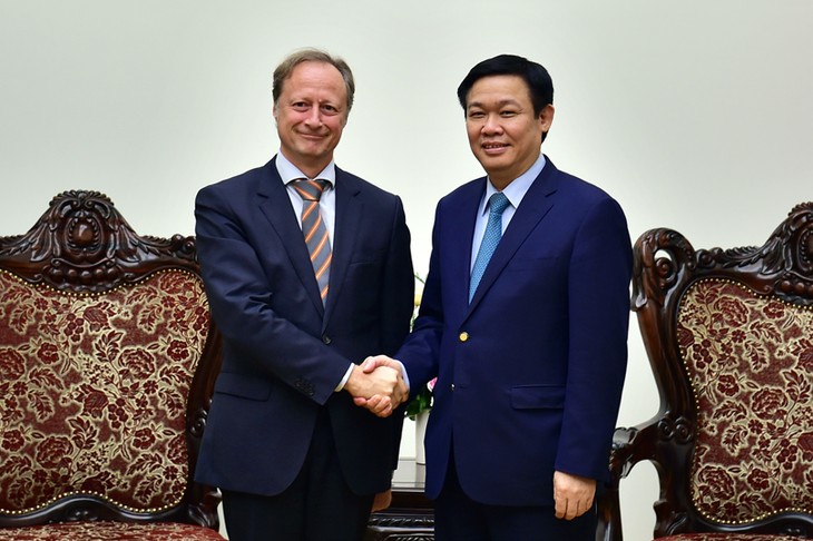 Vizepremierminister Vuong Dinh Hue empfängt EU-Botschafter in Vietnam - ảnh 1